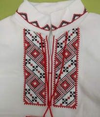 Вышиванка белая с красной и синей вышивкой для мальчика с коротким рукавом